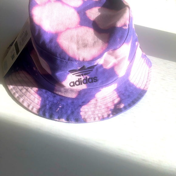 Reverse Tie-Dye Purple Pink White Heart Bucket Hat