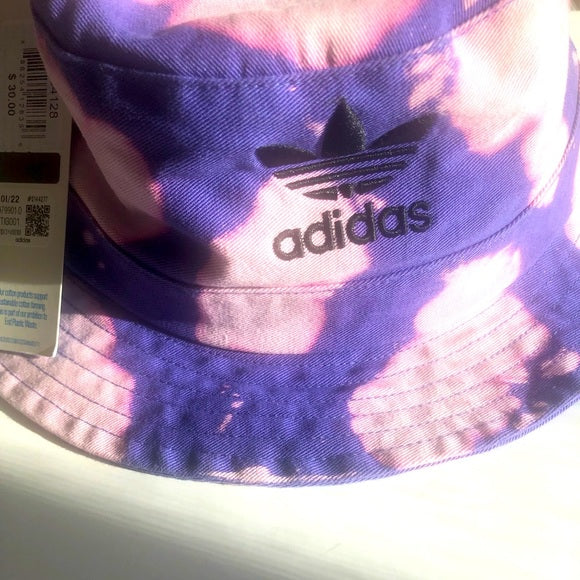 Reverse Tie-Dye Purple Pink White Heart Bucket Hat