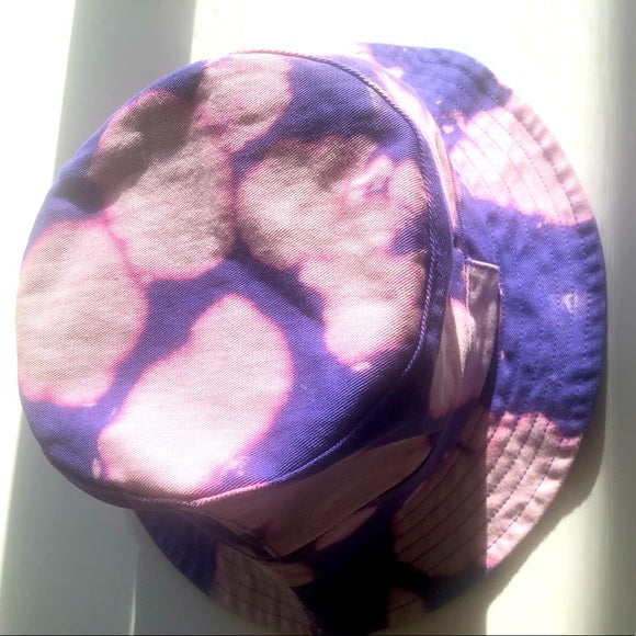 Reverse Tie-Dye Purple Pink White Heart Bucket Hat