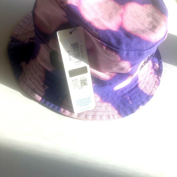 Reverse Tie-Dye Purple Pink White Heart Bucket Hat